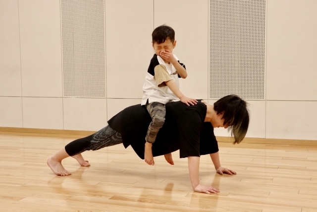 反り腰を治す為に体幹トレーニングのプランクをする人