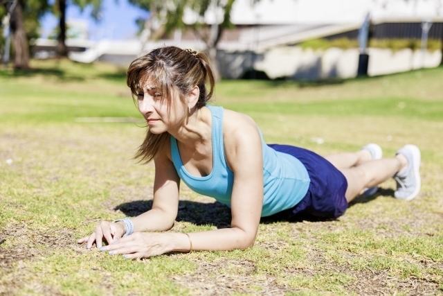 反り腰を治す為に体幹トレーニングのプランクをする人