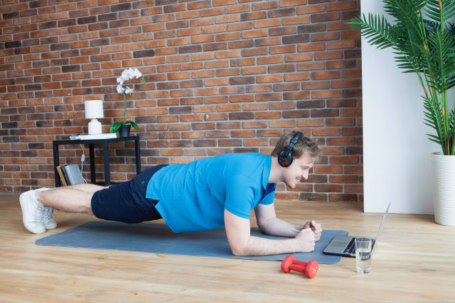 反り腰を治す為に体幹トレーニングのプランクをする人