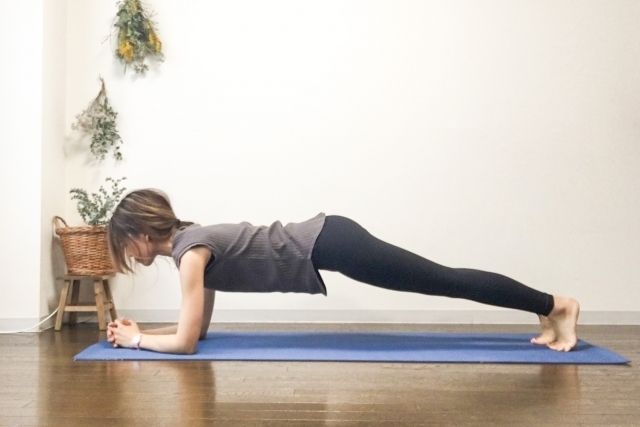 反り腰を治す為に体幹トレーニングのプランクをする人