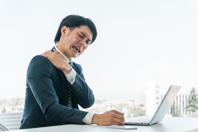 反り腰を治す為に体幹トレーニングのプランクをする人