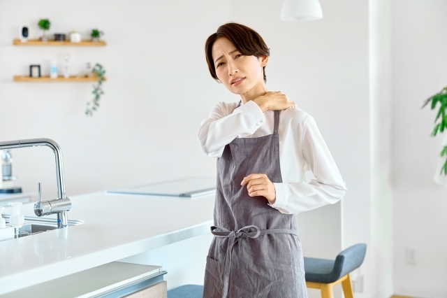 反り腰を治す為に体幹トレーニングのプランクをする人